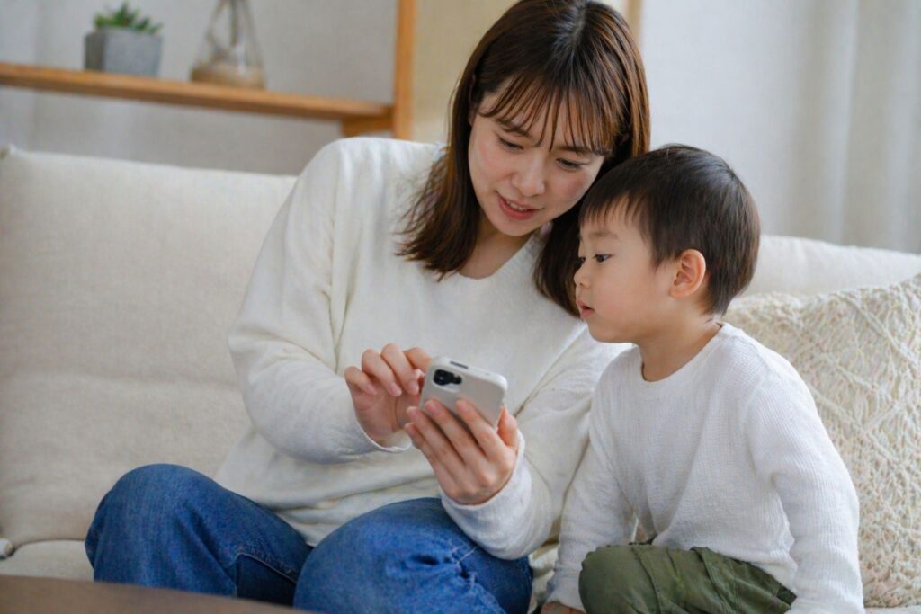 10-スマホをみる親子