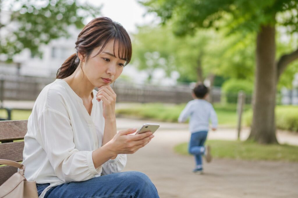 13公園で悩むお母さん