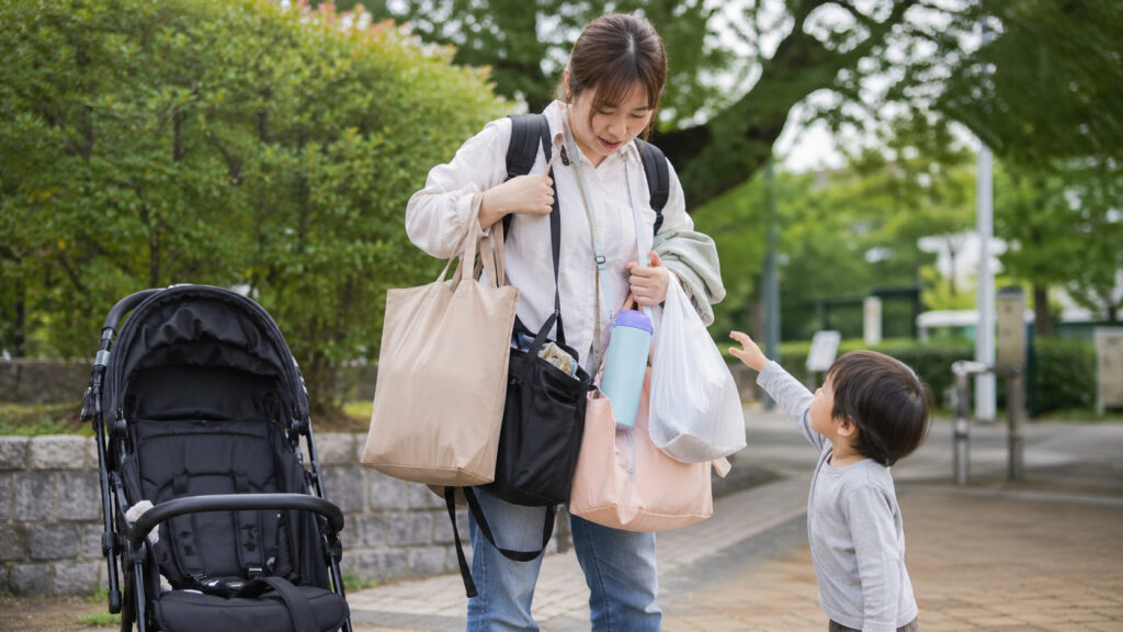 14-荷物いっぱいお母さん