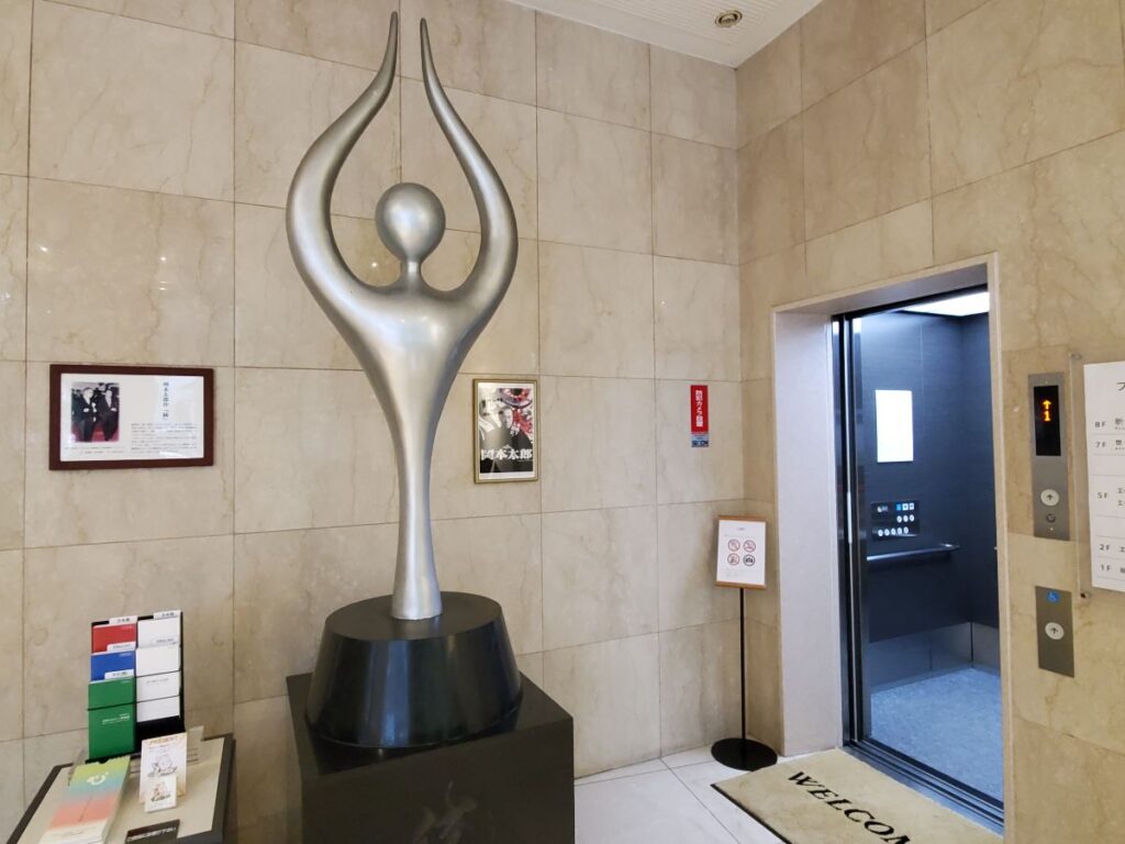 11世界のカバン博物館-岡本太郎像