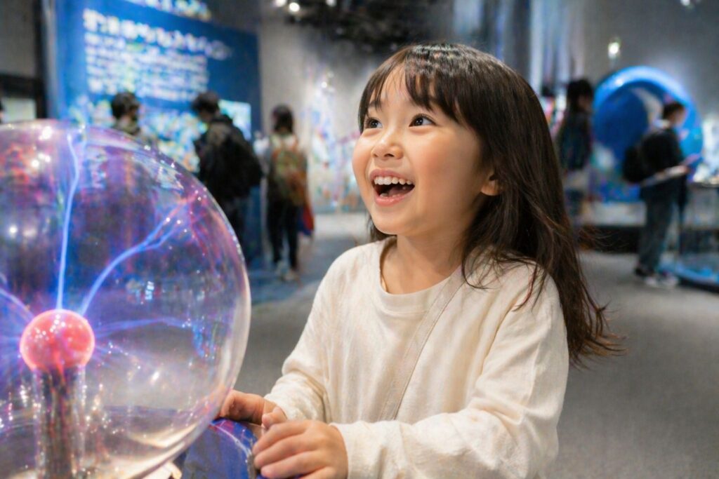 8科学館で遊ぶ女の子