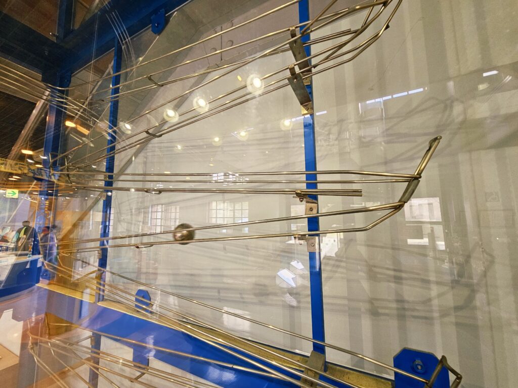 水の流れを再現するポール