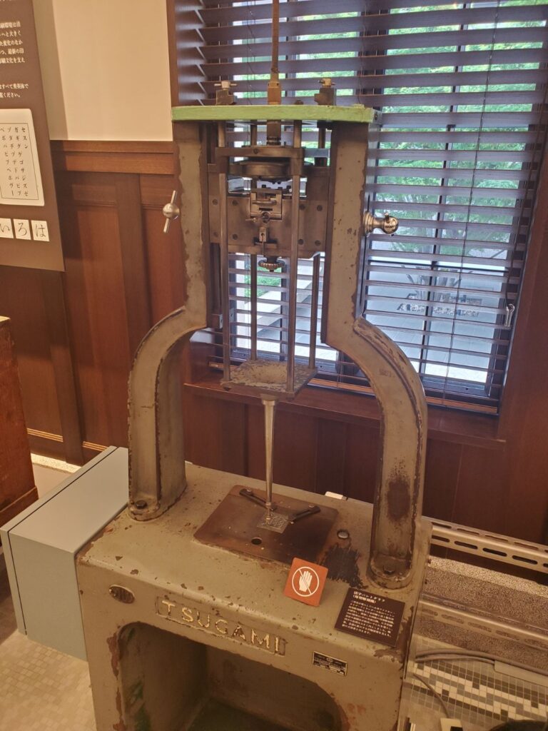 実際に使われていた印刷機械が展示。まるで工場見学のようなワクワク感!