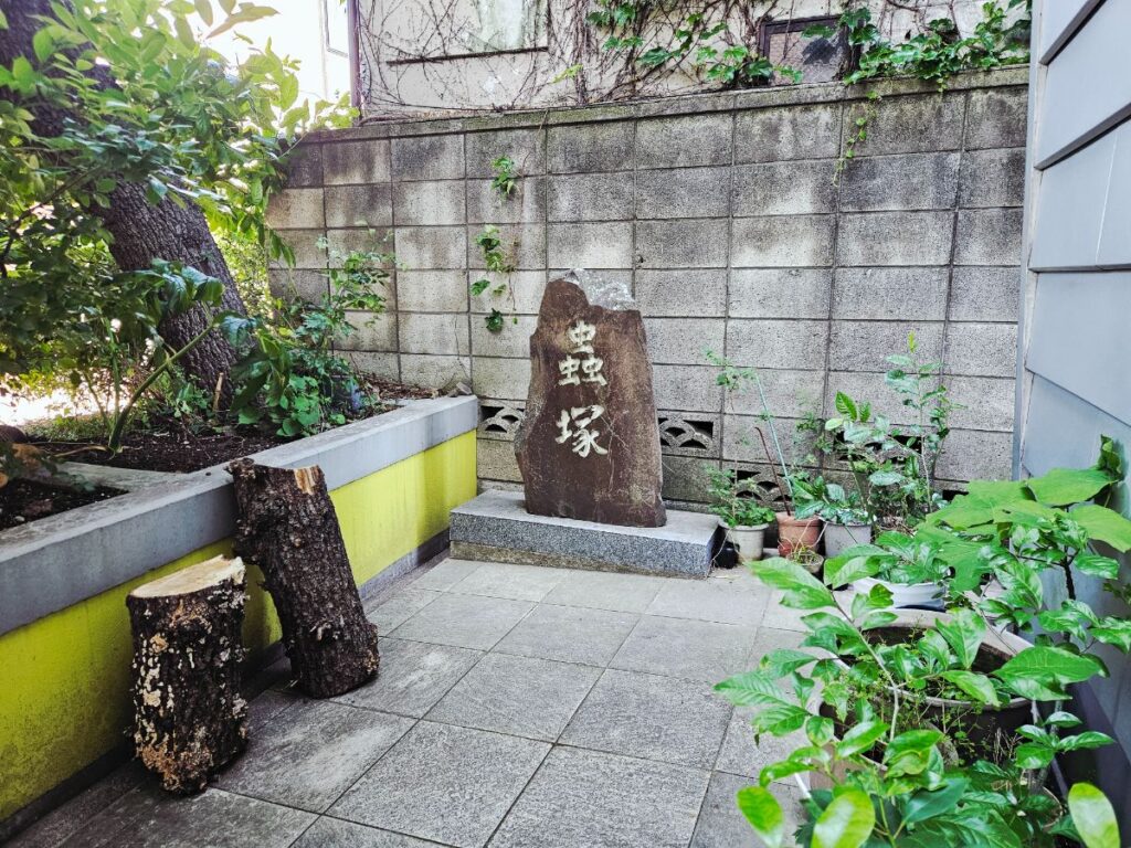 外にも植物や土があるので、館内を見たあとにそのまま虫探しモードに。小さなおでかけが自然観察につながります。