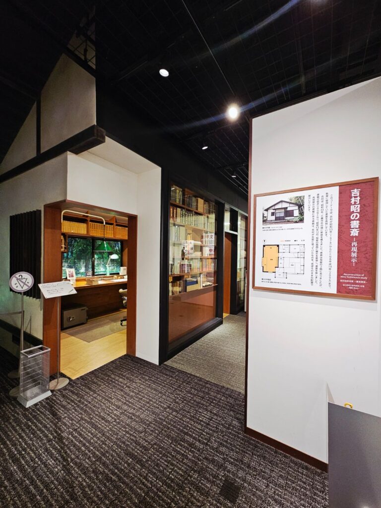 椅子に座って創作空間を体感できるのも魅力。「作家の机ってこんな感じなんだ!」と発見があります。