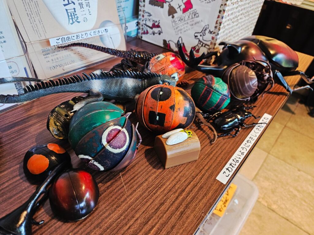 入口から虫のグッズや展示がたくさん。触って遊べるものもあり、来た瞬間から子どもの興味がぐっと高まります。