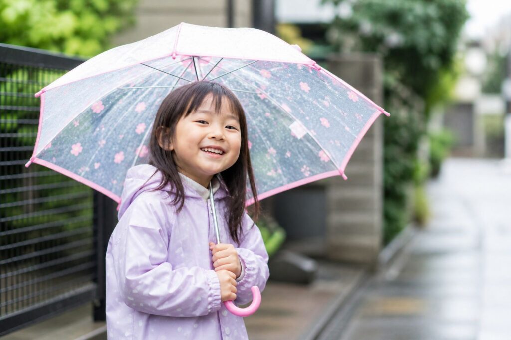 傘を持っておでかけする女の子