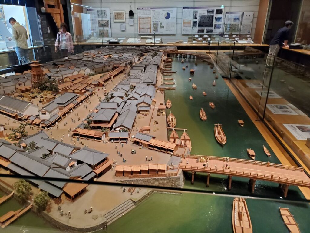 小さい子は模型や大きな展示を見て楽しめます。中高生は近代・現代の展示まで、深く学べるのが魅力!