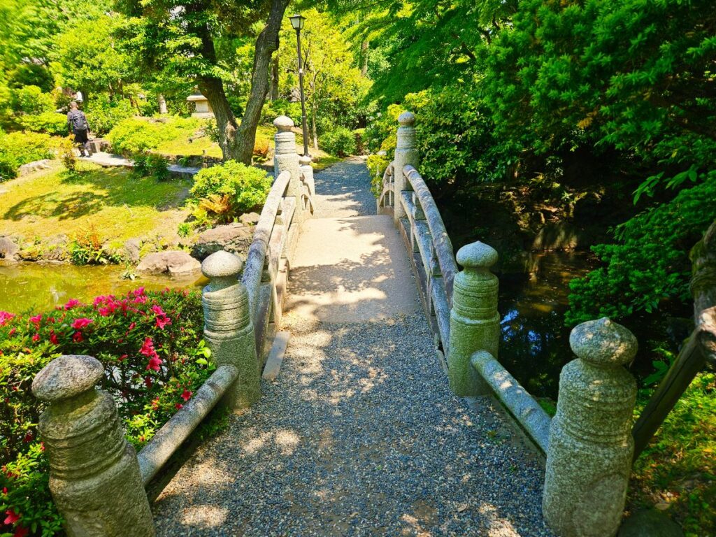 太鼓橋や石橋など、日本らしい風景が広がる和スポット。写真を撮るのも楽しい!