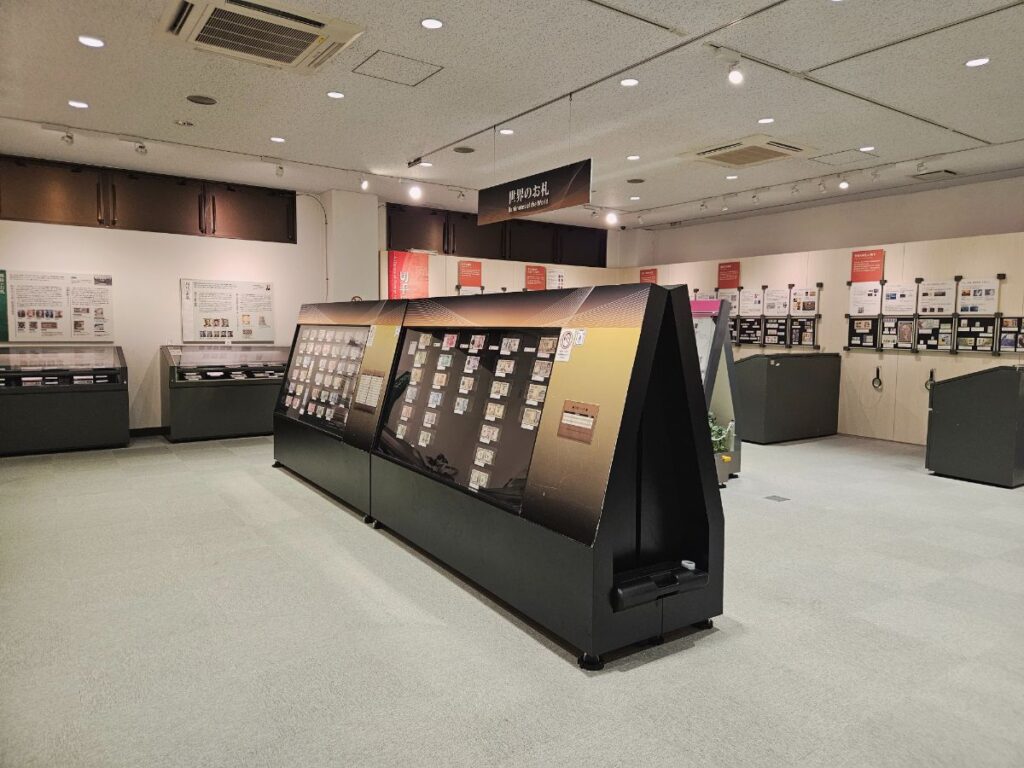 お札と切手の博物館の展示スペース