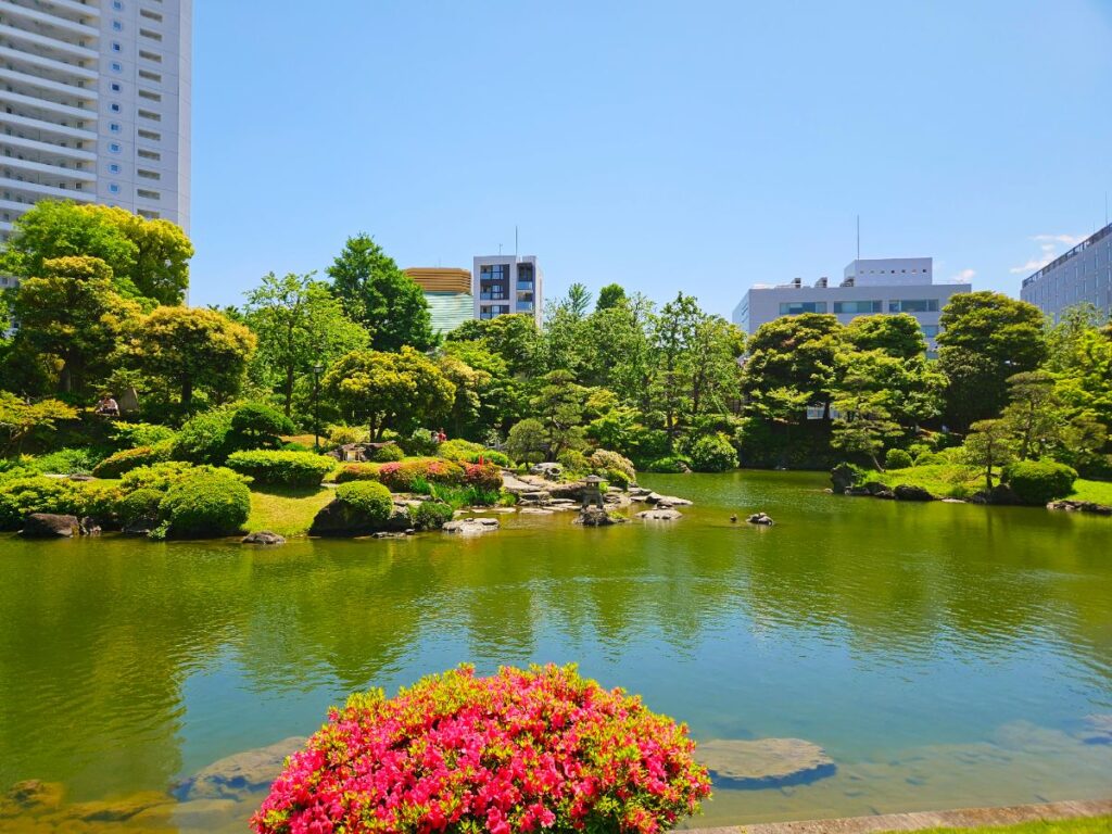 潮の満ち引きを楽しむためにつくられた庭園。水辺の景色がとても印象的でした。