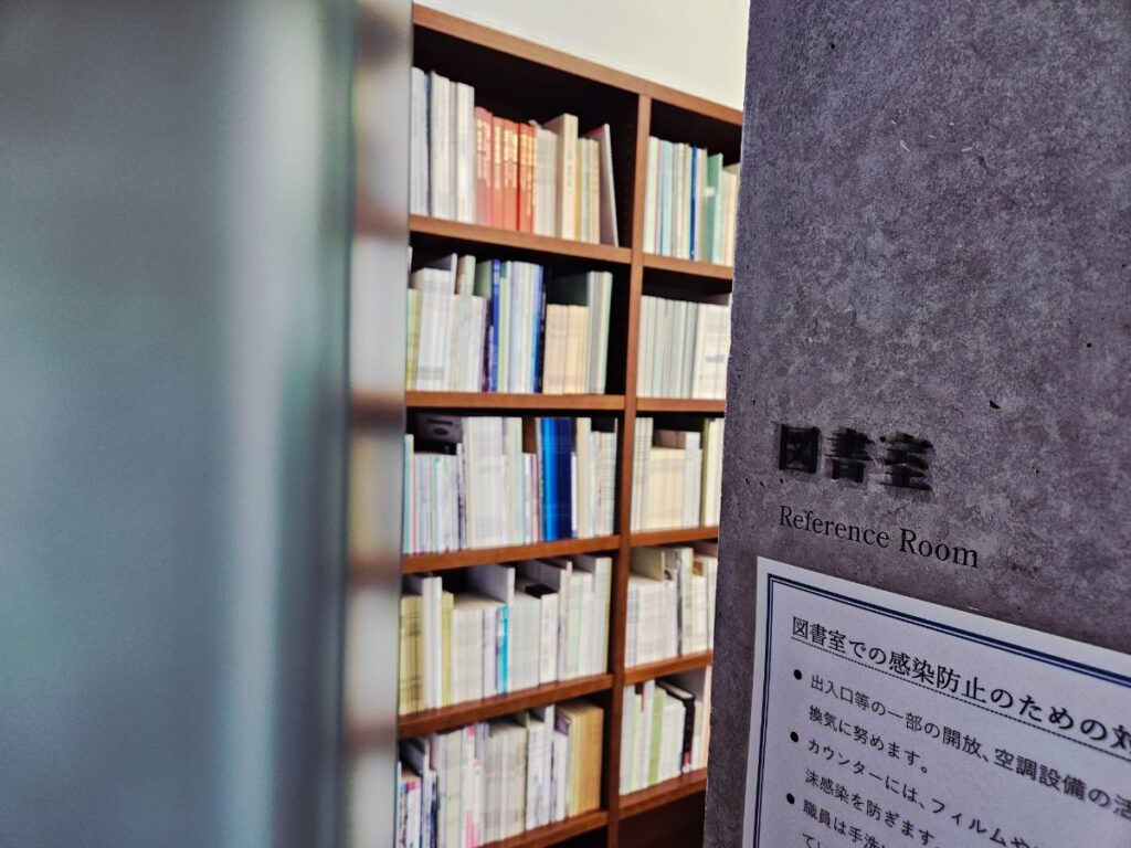 図書室もあり、展示のあとに実際の文学へふれられるのも魅力です。