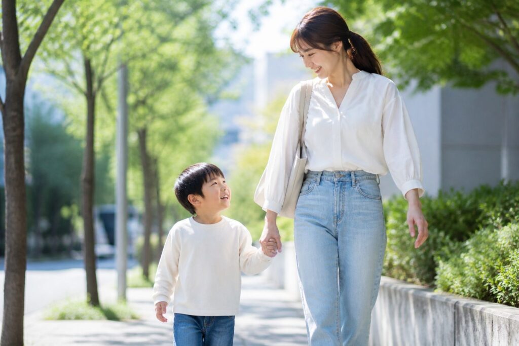 散歩する母子