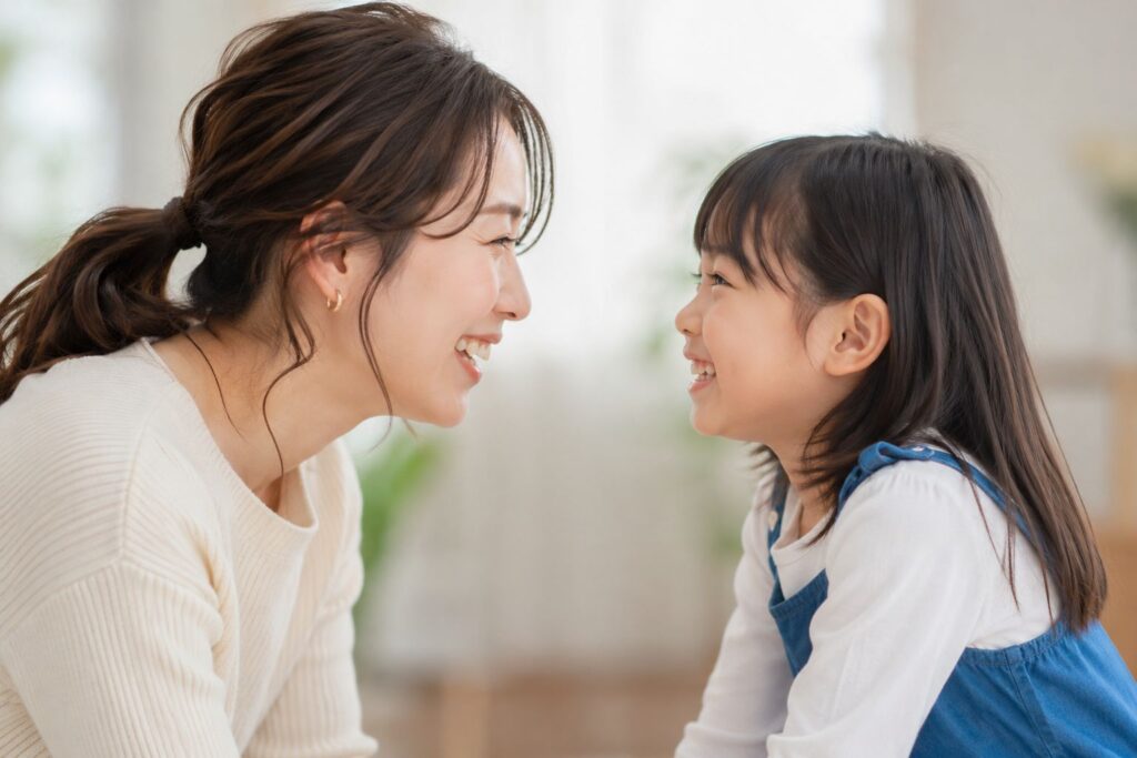 笑いあう親子
