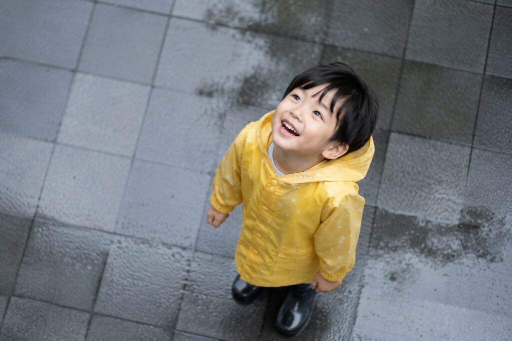 飴を見上げる子供