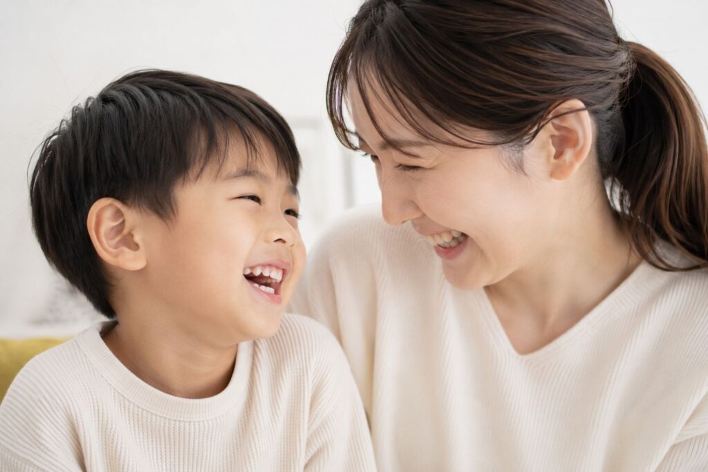 笑いあう親子