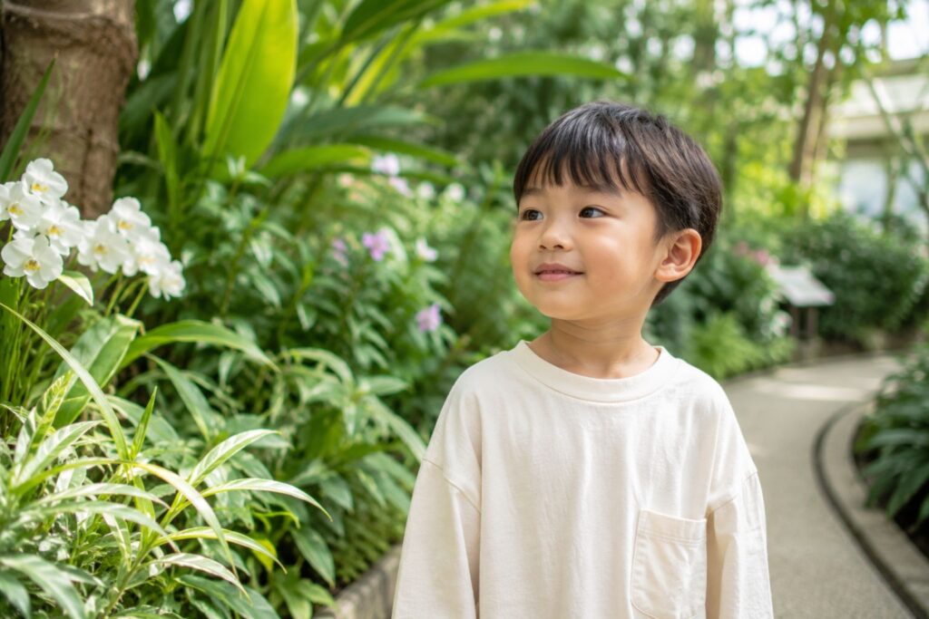 植物を見る子供