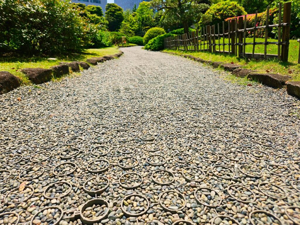 砂利道にはゴム素材が入っていて、ベビーカーでも進みやすい工夫がされていました!