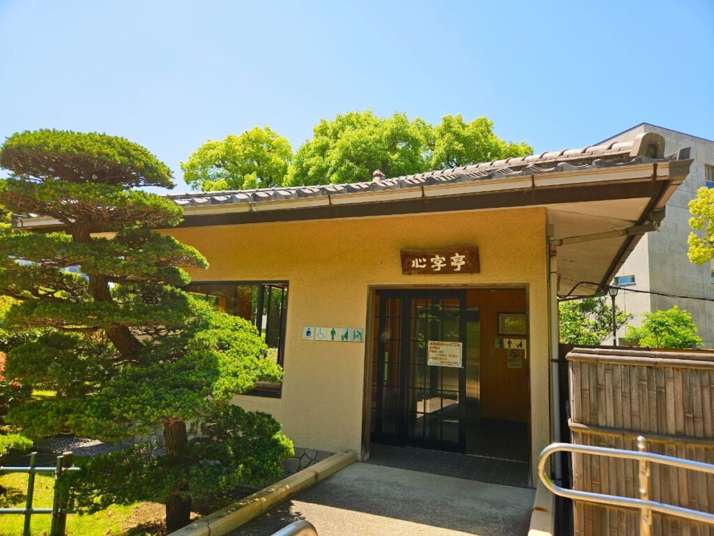 トイレもきれいで安心。おむつ交換台も整備されています。