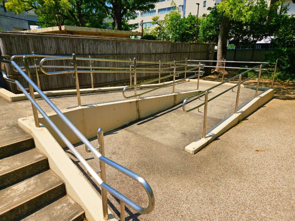 スロープも完備されていて、ベビーカーでも移動しやすかったです。