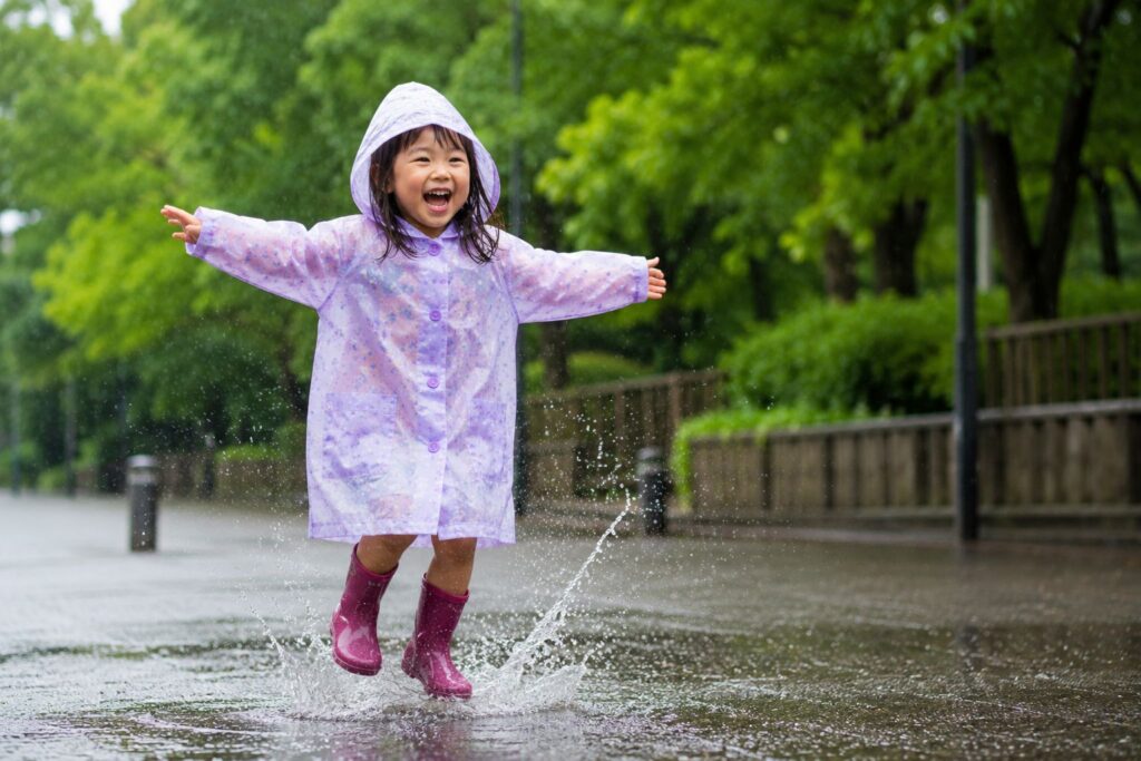 雨の日に喜ぶ子供