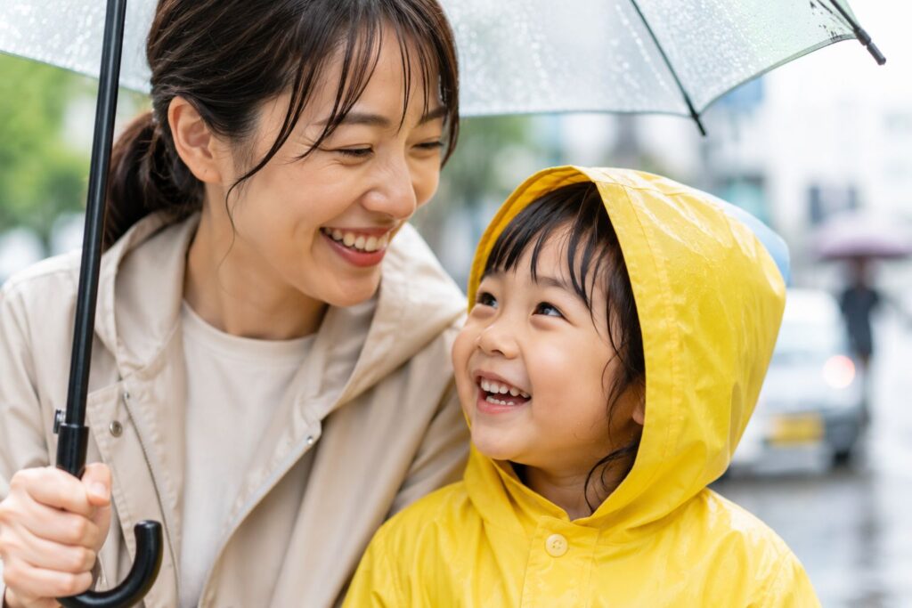 雨の日笑顔の親子