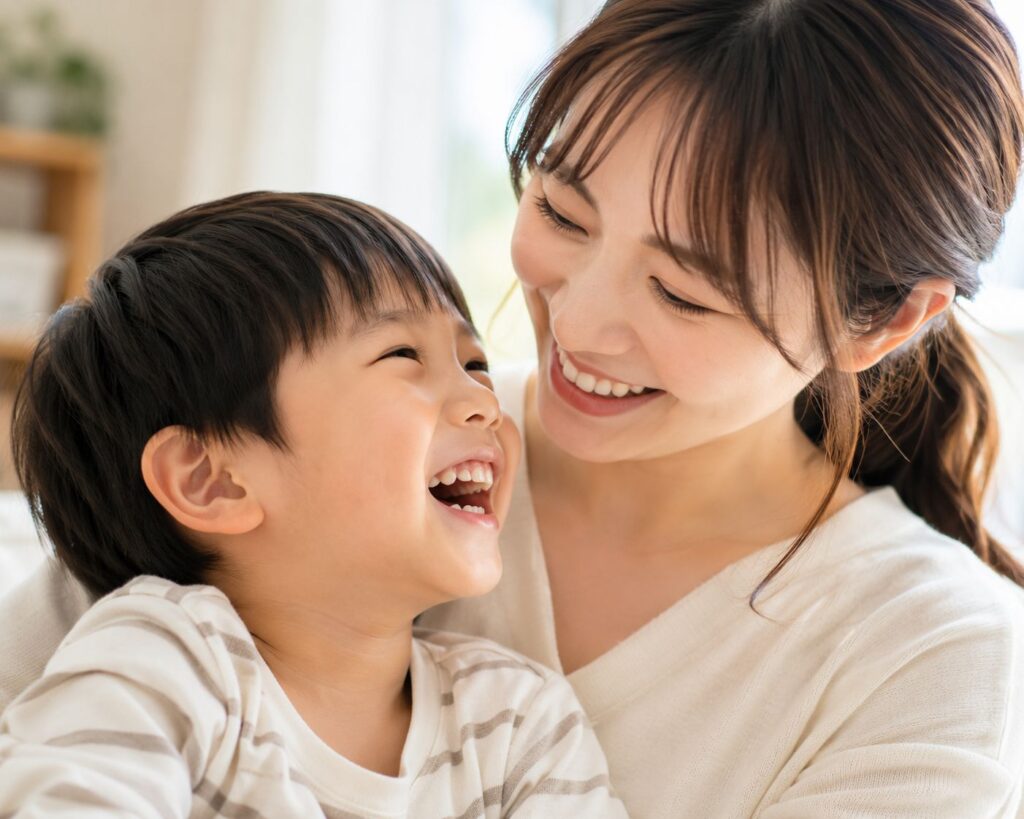 笑いあう親子