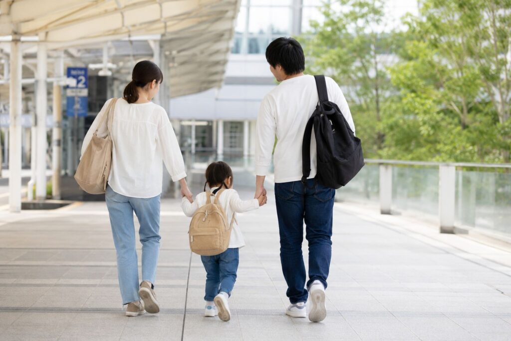 おでかけする家族