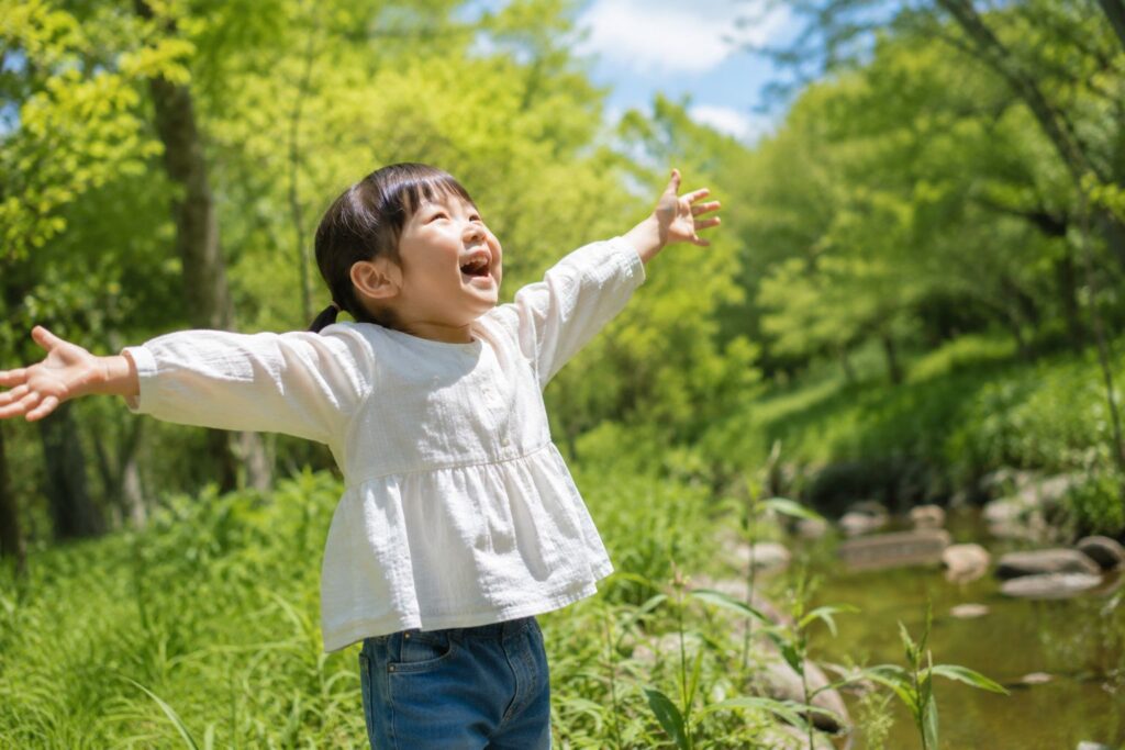 自然で喜ぶ子供