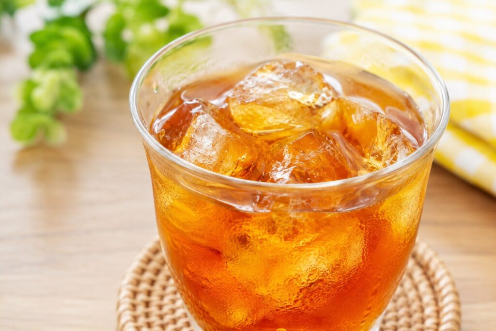 氷が入ったアイスティーのアップ