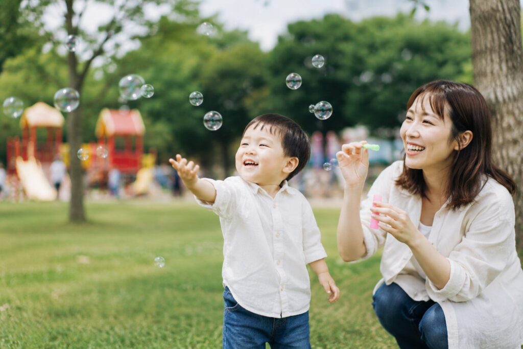 夏に公園で遊ぶ親子