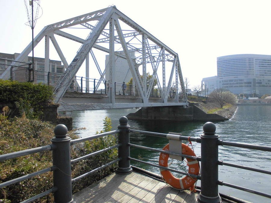 運河パーク・・(@{Type=card; Url=https://ymm21.jp/database/post_57-3/; FinalUrl=https://ymm21.jp/database/post_57-3/; Title=汽車道　｜　みなとみらいエリアマネジメント公式サイト（MM.A.M.）; SiteName=汽車道　｜　みなとみらいエリアマネジメント公式サイト（MM.A.M.）; Description=■汽車道（きしゃみち）赤レンガ倉庫へつながる緑のネットワークとして、鉄道跡地のレールやトラス橋などの1911（明治44）年の鉄道開通当時から利用されていた歴史的資産を活かした汽車道、運河パークなど水際線のプロムナード（遊 […]; ImageUrl=https://ymm21.jp/wpsystem/wp-content/uploads/2025/02/%E6%B1%BD%E8%BB%8A%E9%81%93.jpg; ImageSource=page-image; HostName=ymm21.jp}.Title)