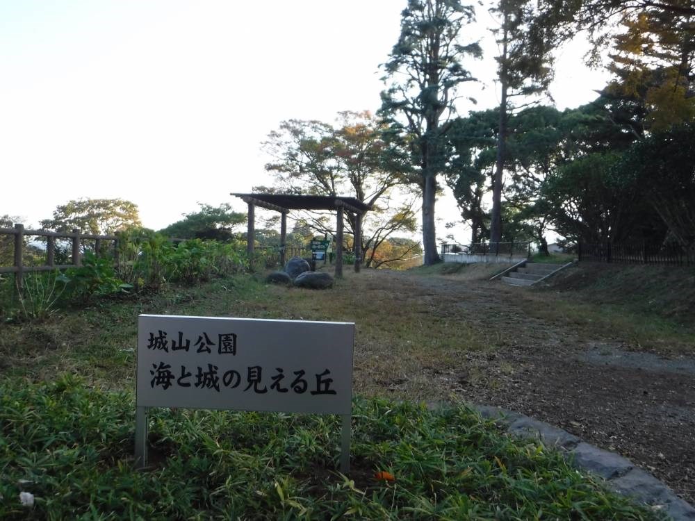 城山公園（海と城の見える丘）・・(@{Type=card; Url=https://www.city.odawara.kanagawa.jp/public-i/park/siroyama/; FinalUrl=https://www.city.odawara.kanagawa.jp/public-i/park/siroyama/; Title=小田原市 | 城山公園(海と城の見える丘); SiteName=小田原市; Description=; ImageUrl=https://www.city.odawara.kanagawa.jp/global-image/units/296948/1-20171124112520.JPG; ImageSource=page-image; HostName=city.odawara.kanagawa.jp}.Title)