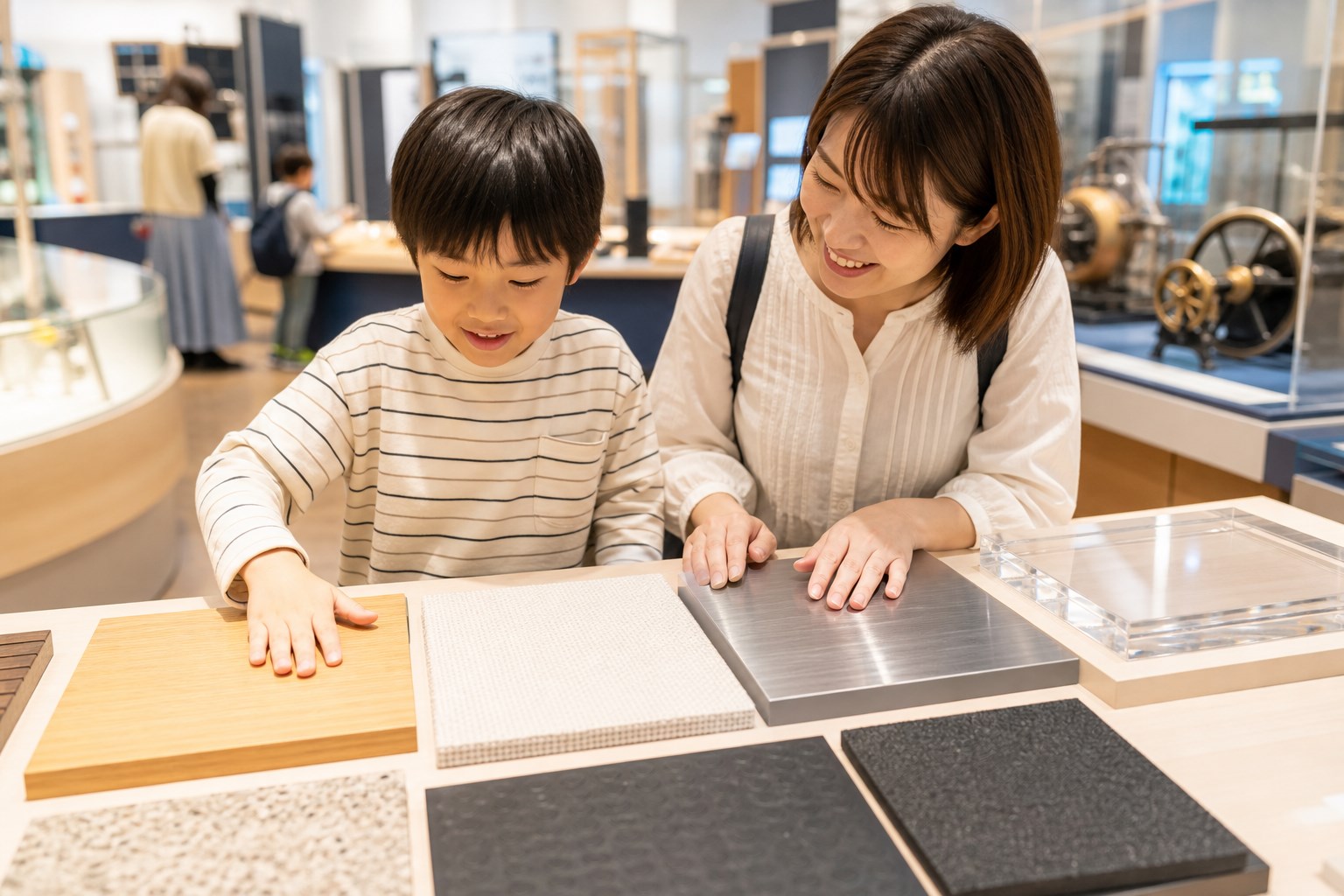 企業ミュージアムで素材の違いを触って確かめる子ども