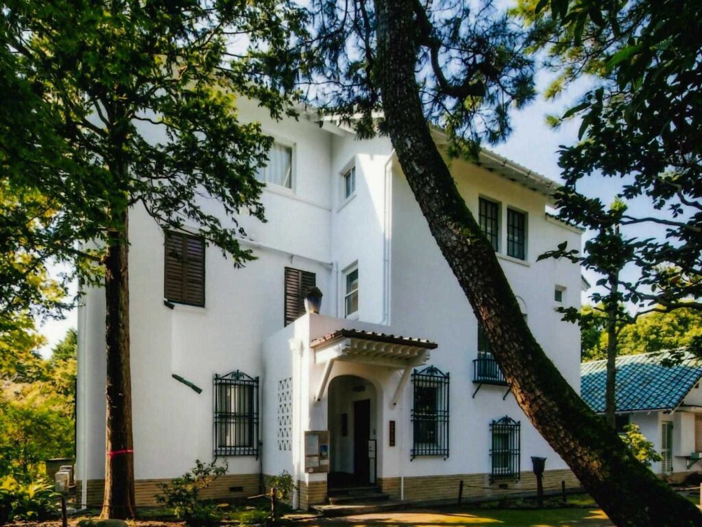 小田原文学館の本館北側の外観