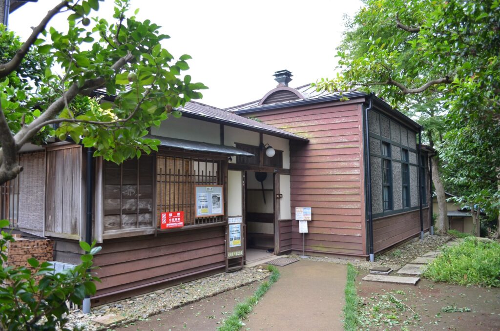 杉村楚人冠記念館の外観玄関