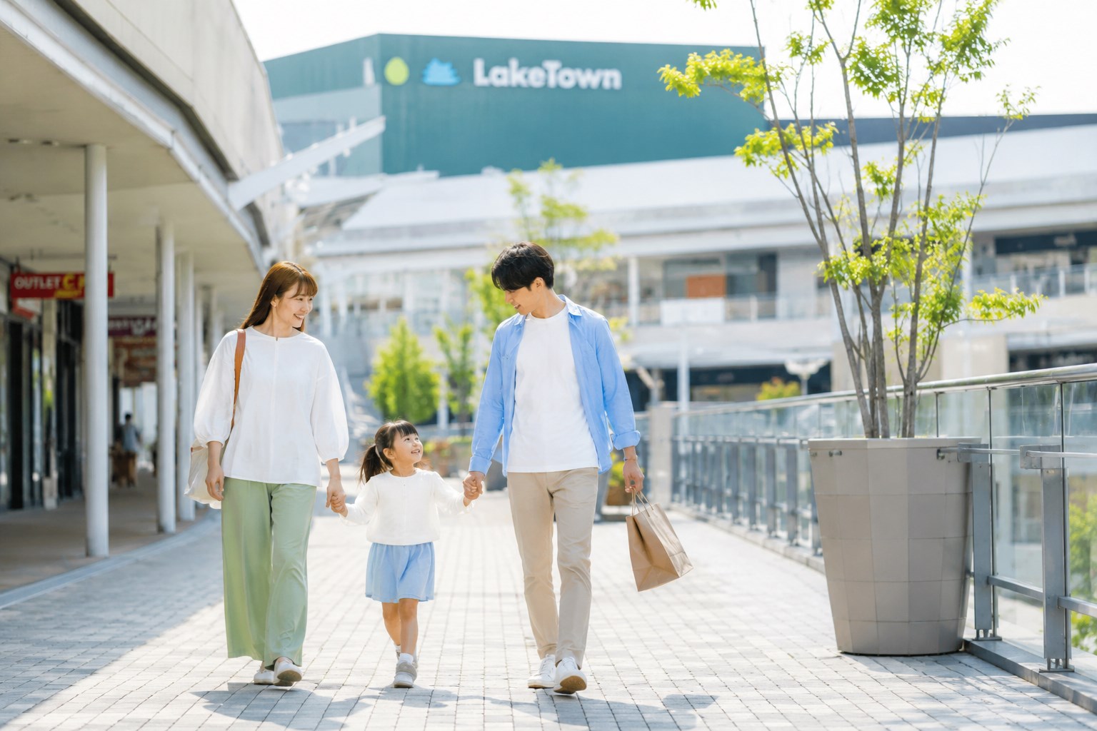 越谷で子供とおでかけする家族の街歩き