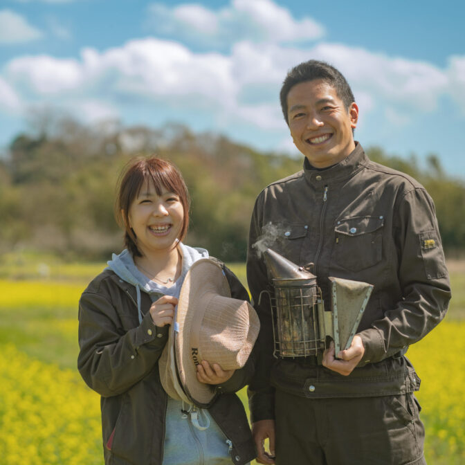 養蜂体験を案内するはちぐみさん
